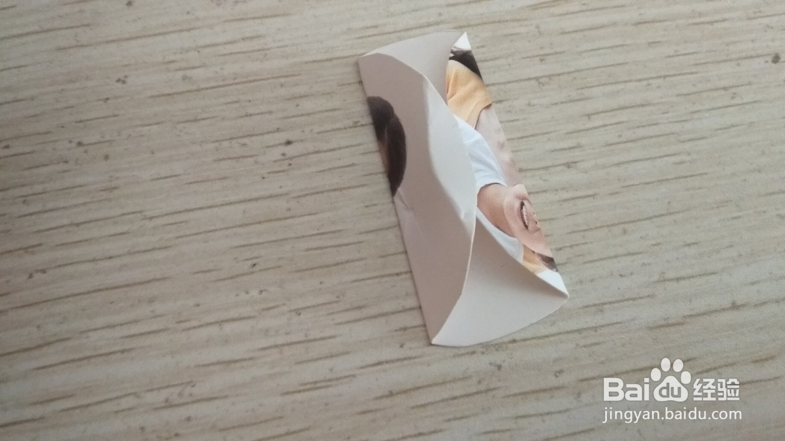 如何用圆形硬卡纸做放两个中性笔的简易的支架