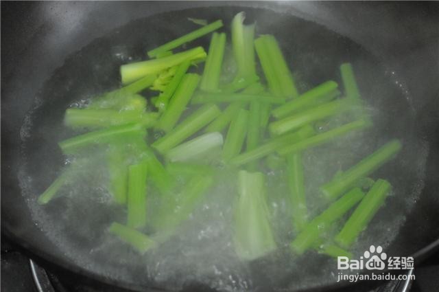 家庭自制芹菜烧墨鱼