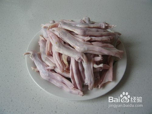 冬天里的干锅美食－－蒜苗鸭掌干锅