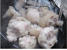 酱色猪蹄炖黄豆