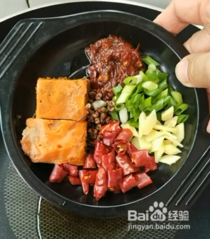 如何做喷香水煮肉片?