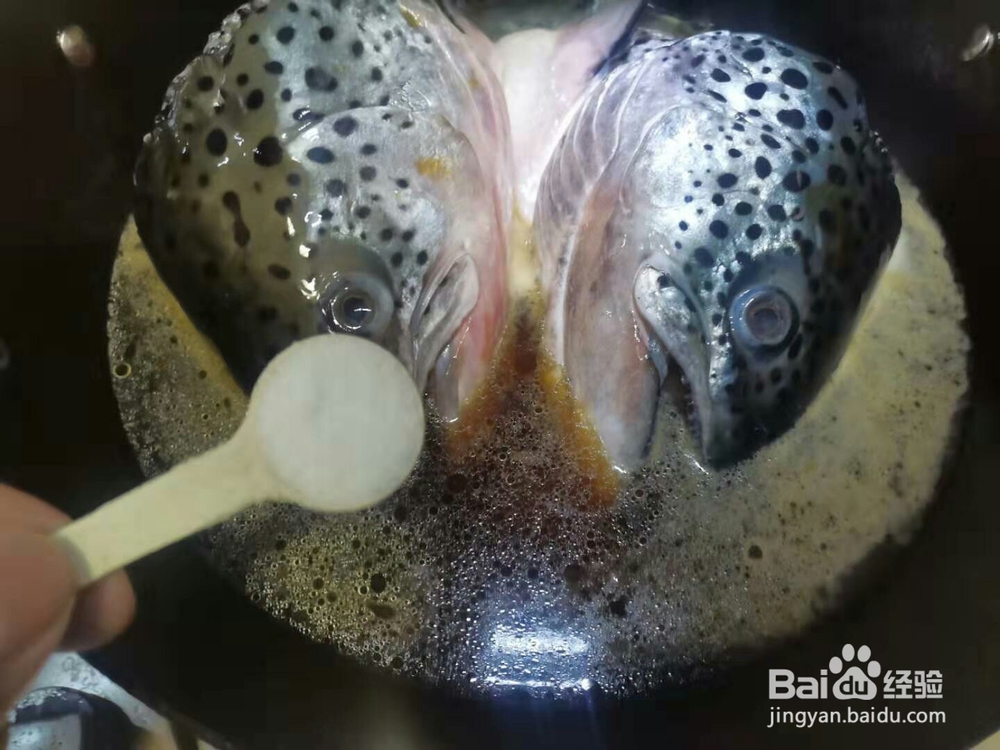 酱三文鱼头的做法