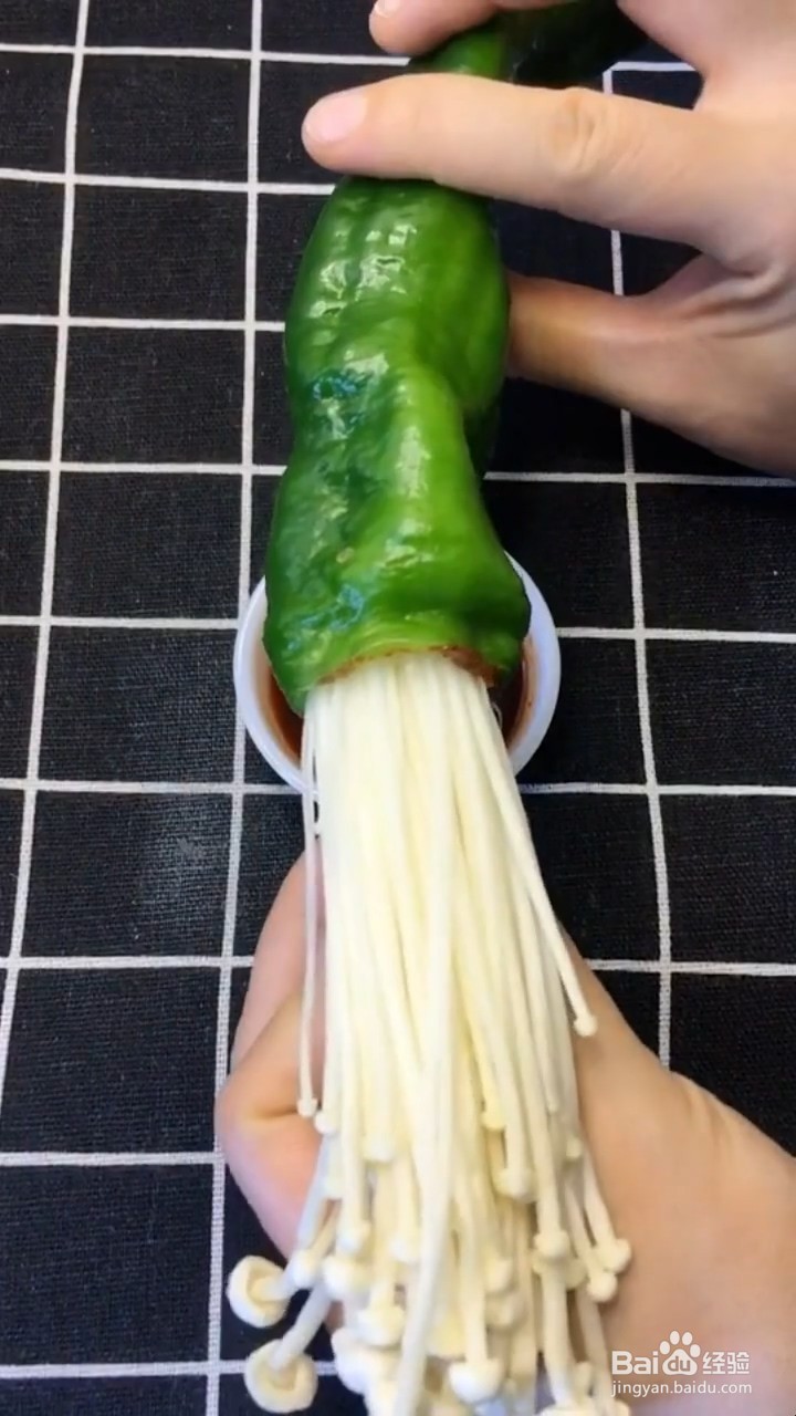 如何制作青椒包金针菇
