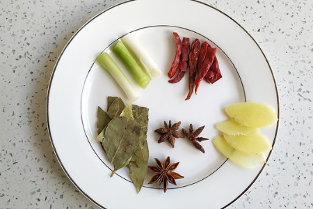 红烧肉炒糖色时不小心炒糊了，怎么去除苦味