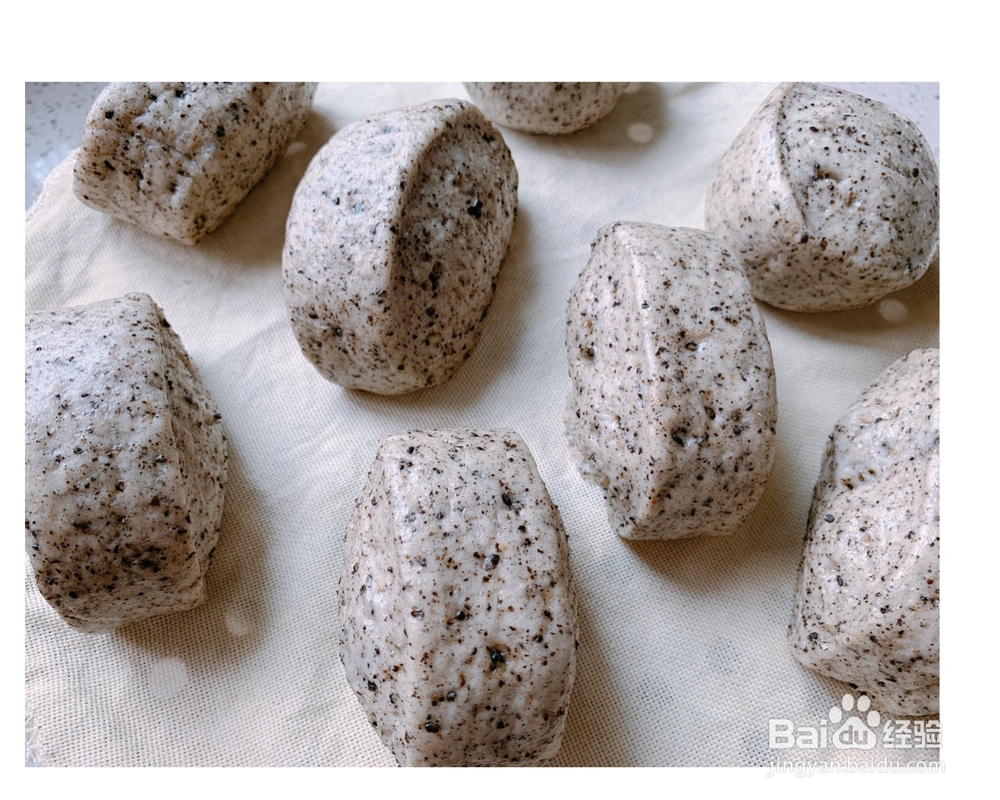 香浓的黑芝麻牛奶馒头