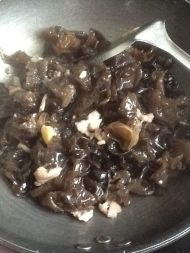 黑木耳炒肉的做法