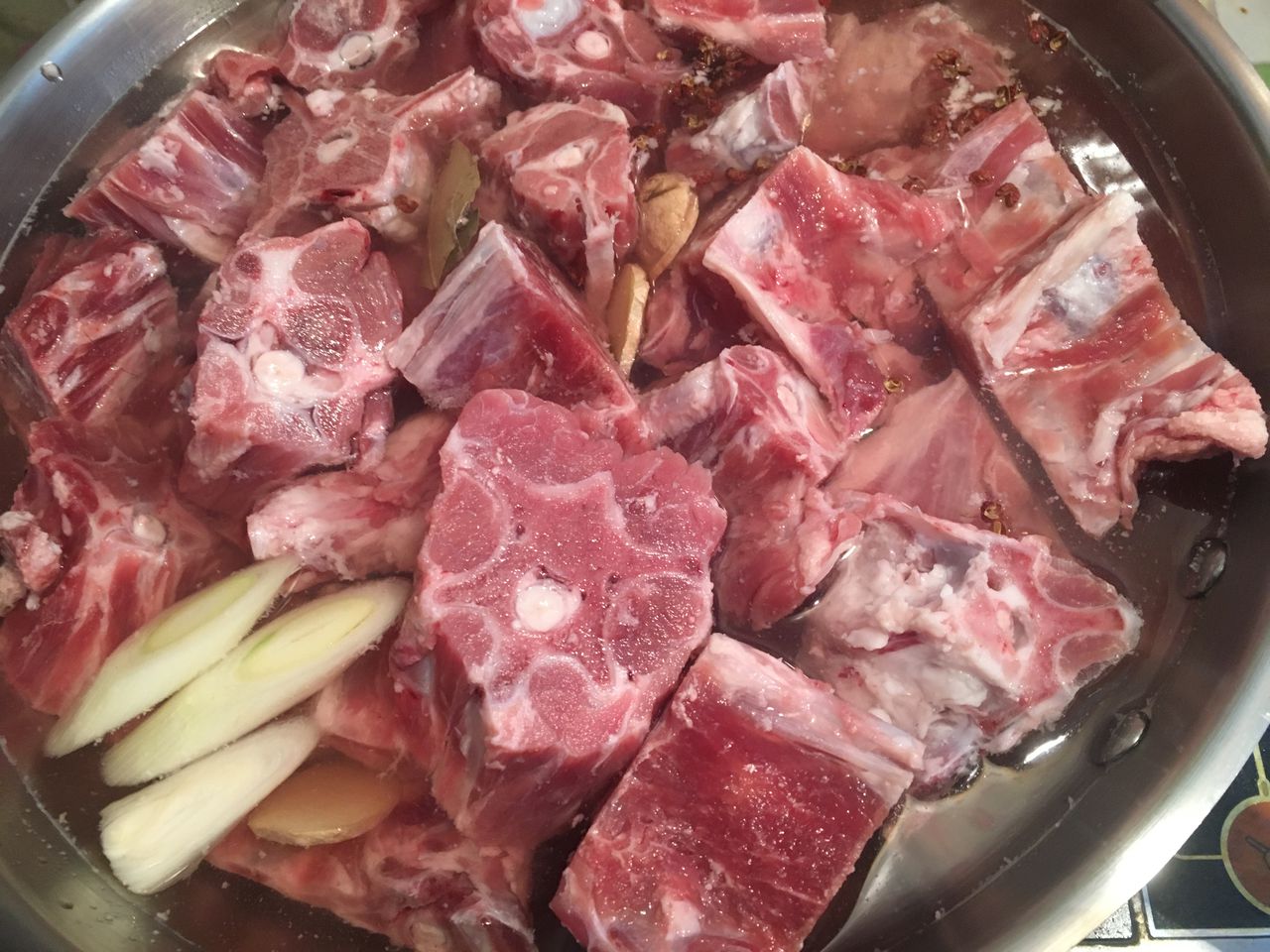 教你做酱羊蝎子火锅，好吃极了