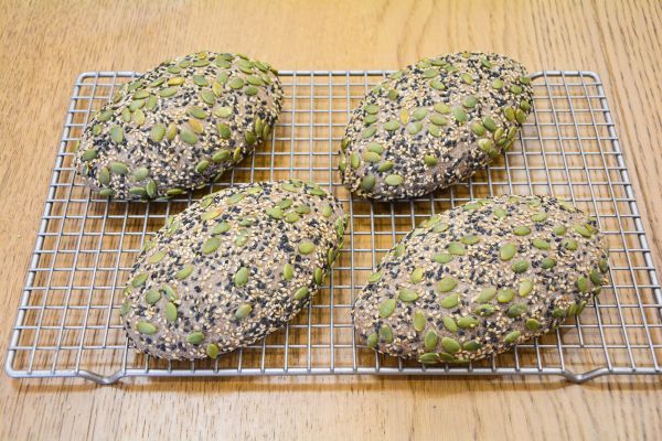 黑全麦瓜籽面包