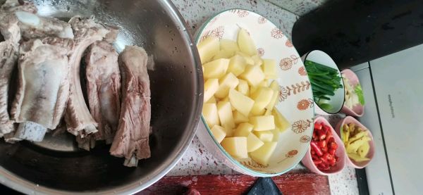 土豆粉糯长排骨