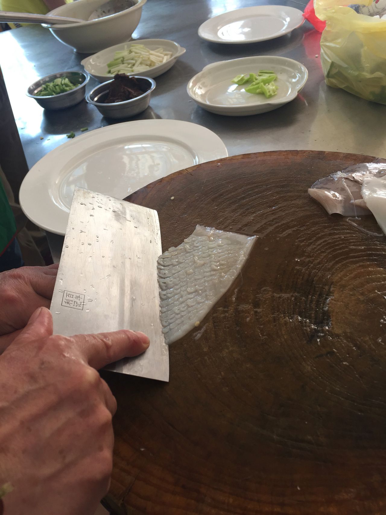 香味十足的切鱼片和切鱿鱼的做法