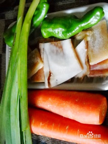 腊肉皮炖胡萝卜怎么做