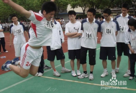 如何跳好腹滚式跳高——空中姿势