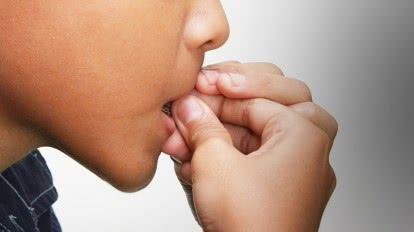 你喜欢咬指甲吗？咬指甲不加重视，或发展为强迫症