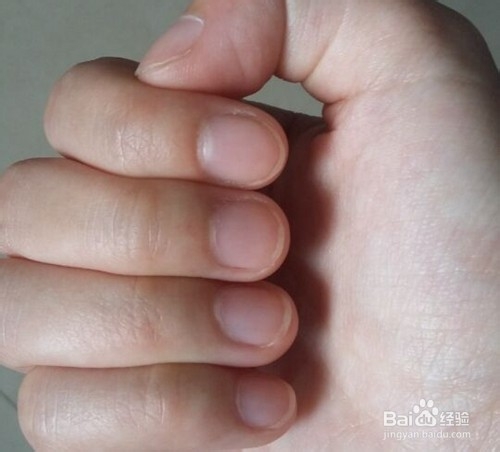 如何涂出漂亮的指甲