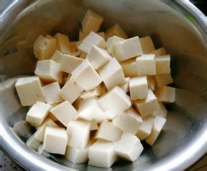 养生食补香椿芽拌豆腐的做法