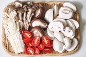 如何制作香草蘑菇烤鸡腿