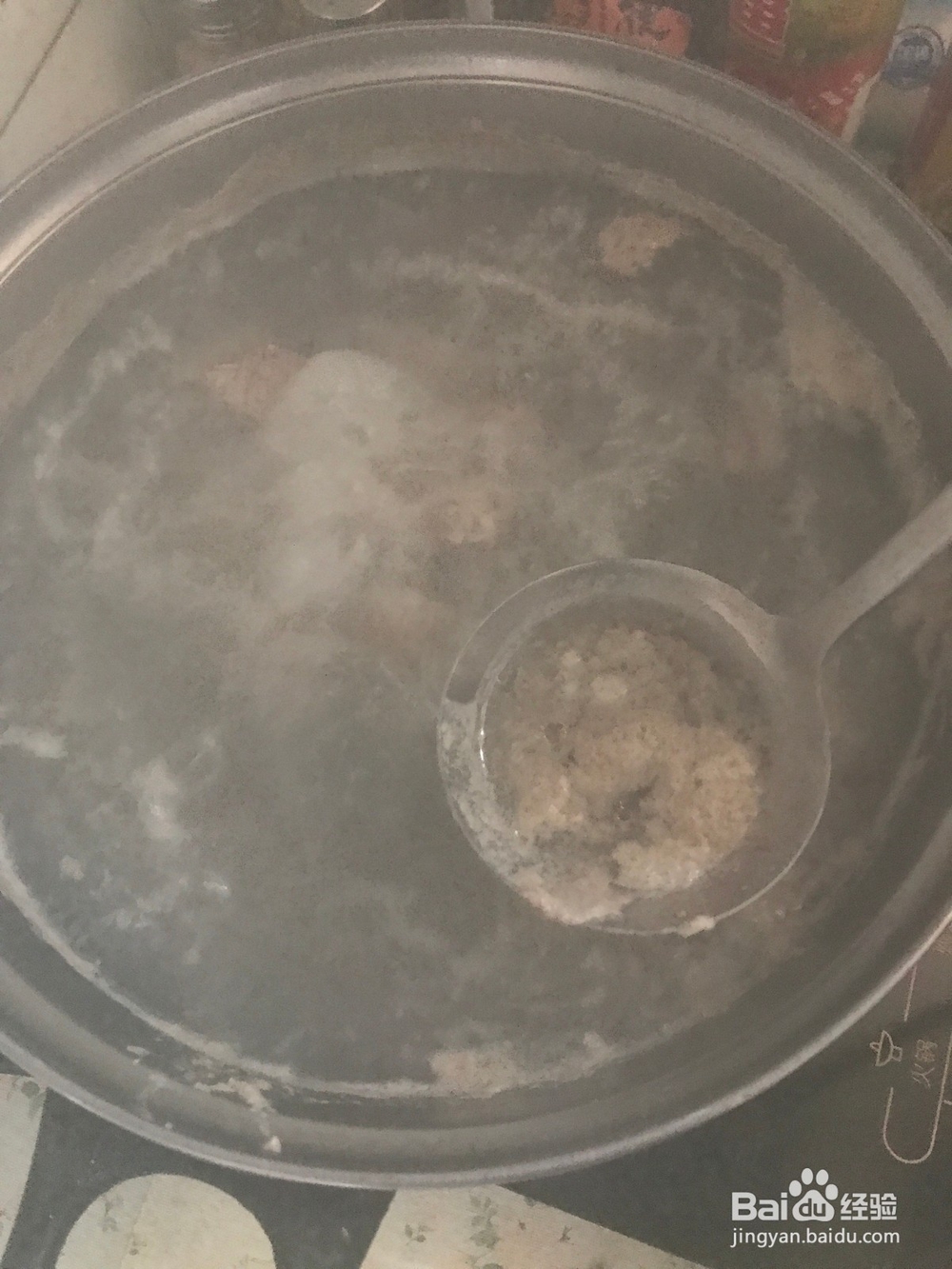 如何制作酸菜排骨炒土豆粉