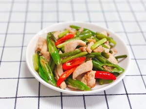 鸡胸肉炒蒜苔