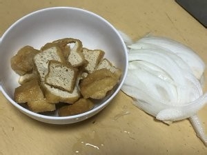 加了洋葱、油豆腐、高丽菜的味噌汤
