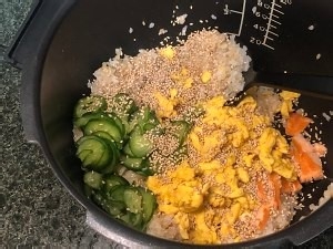 鲑鱼青瓜散寿司的做法