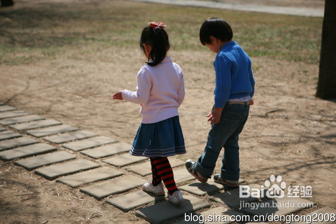 朝阳公园寻春的小孩