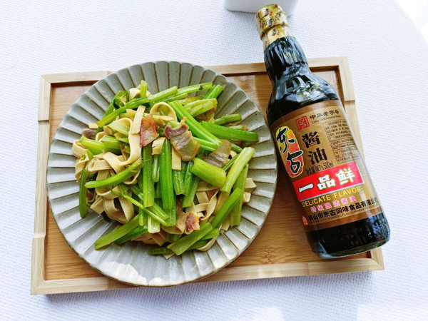 腊肉芹菜炒豆皮丝