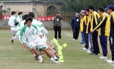 踢足球怎么练脚力