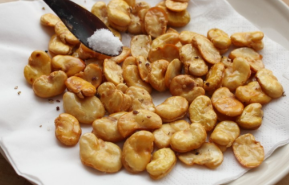 用盐炒干蚕豆的方法