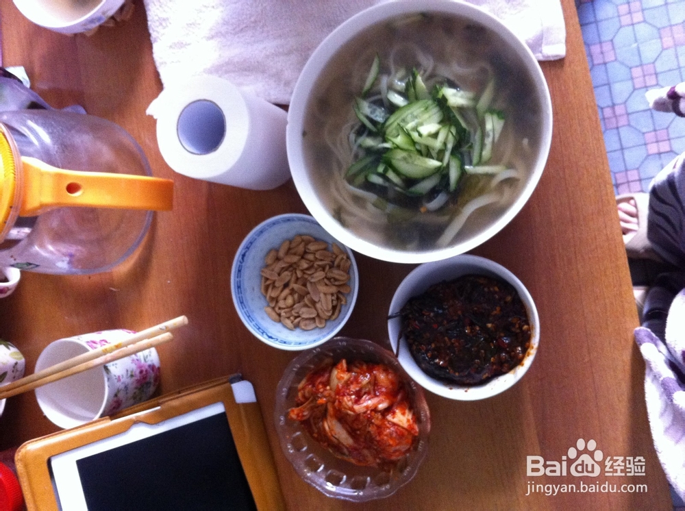 东北吉林的小吃热牛筋面做法（紫菜排骨味）