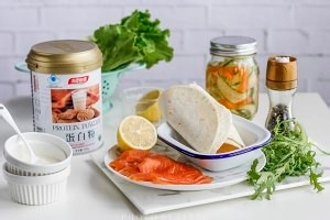 在家制作美味的烟熏三文鱼蛋白粉卷饼运动餐