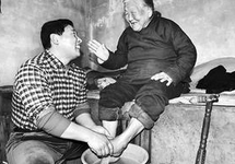 给老人洗脚应注意什么