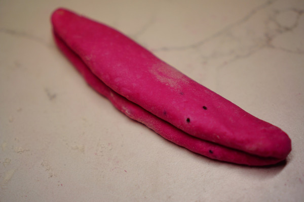 火龙果爱心椰蓉面包