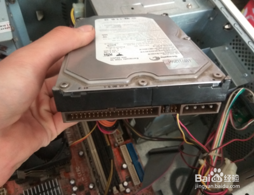台式机老款硬盘如何拆下来