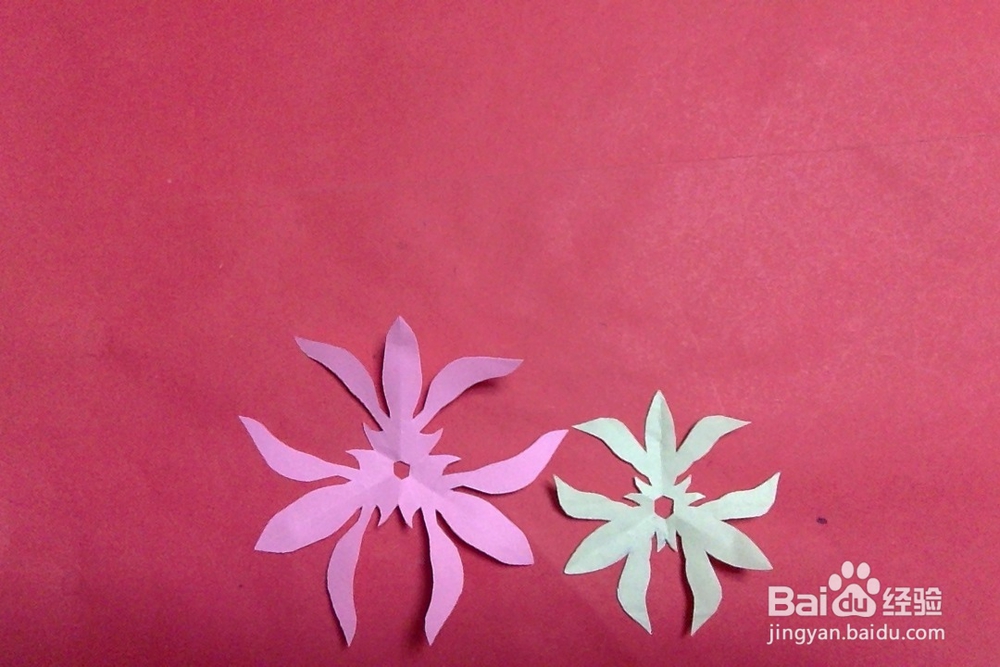<b>简单剪纸百合花朵儿手工怎么剪百合画团花的剪法</b>