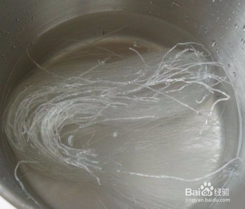 制作好吃的白菜炒粉丝