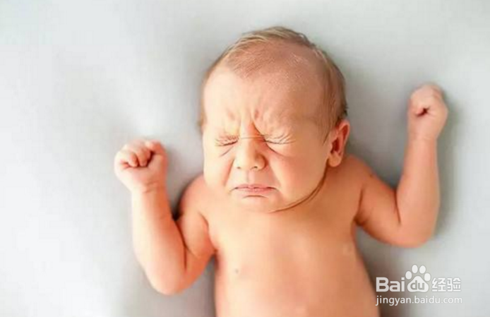 如何应对新生宝宝的一些异常动作？