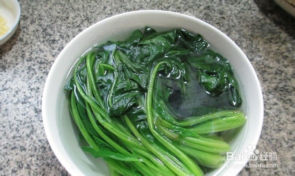 菠菜拌淡菜的做法