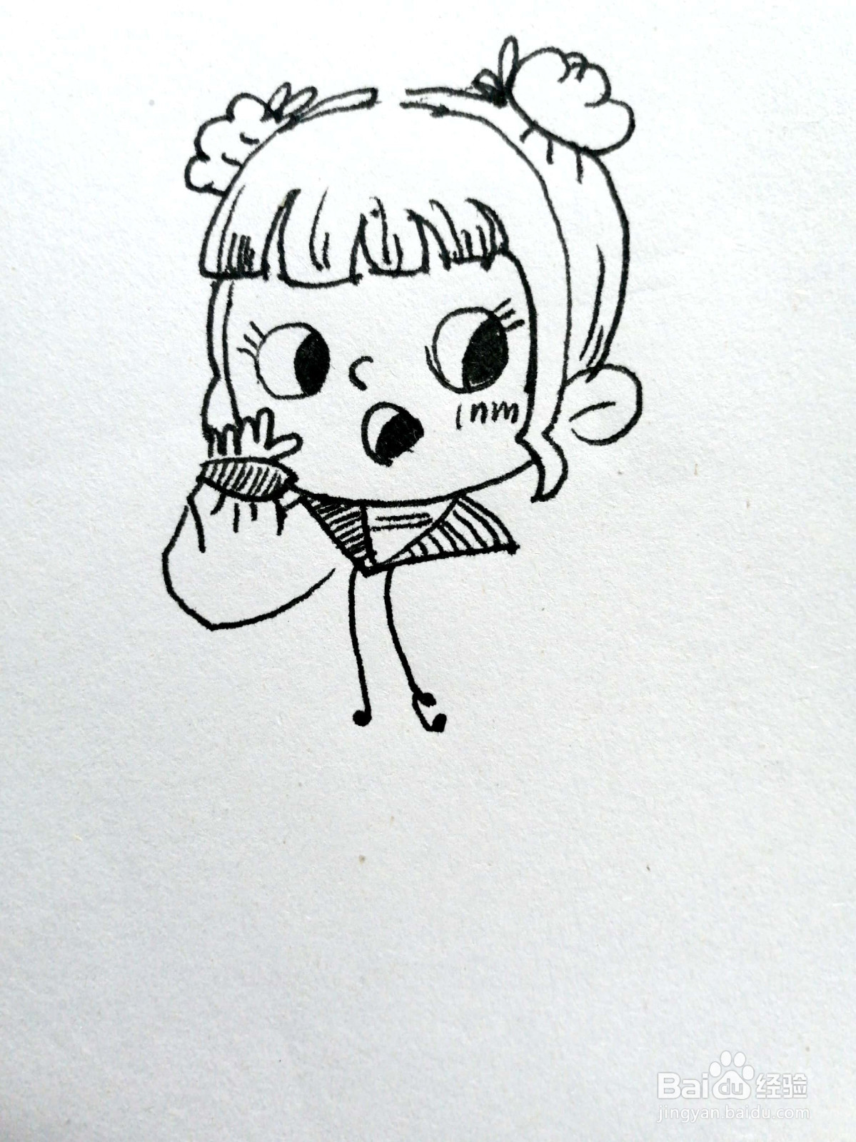 扎着发髻的女孩儿线描画怎么画