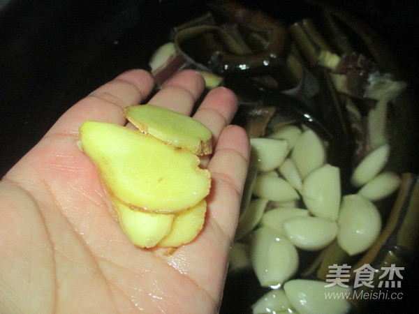 火腿片炖黄蟮