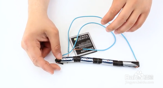 如何不用充电器就能给电池充电