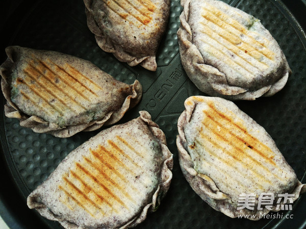 紫米面三鲜韭菜盒子