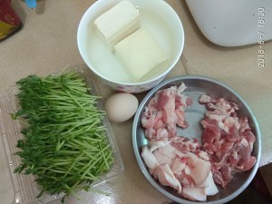 教你怎么做鸡蛋豆腐豌豆苗汤