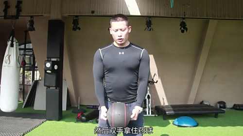 如何用双耳药球训练减少背部脂肪 百度经验