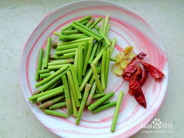 蒜苔炒鱿鱼花怎么做？