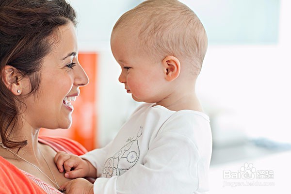 宝宝是多抱抱好,还是多躺躺好?到底该听谁的
