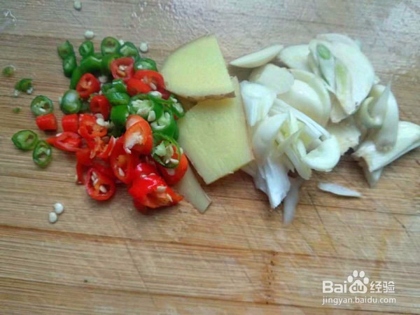 牛肉炒莴苣洋葱的做法