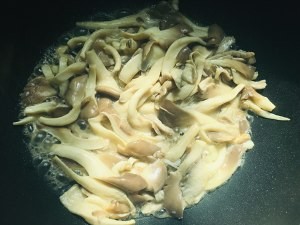 如何做秀珍菇炒肉丝