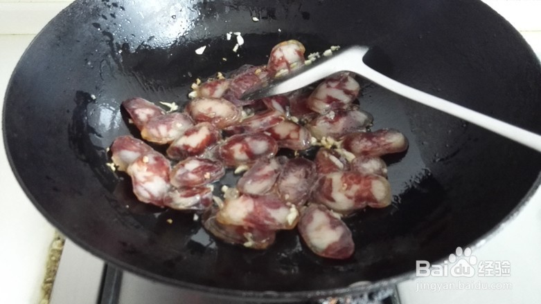 腊肠炒大蒜的做法