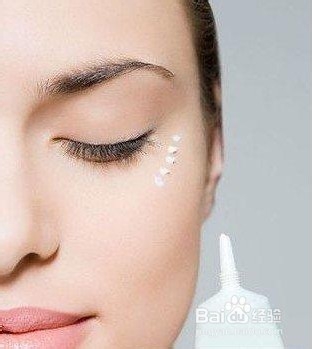 使用眼霜的正确手法 眼部魅力抹出来