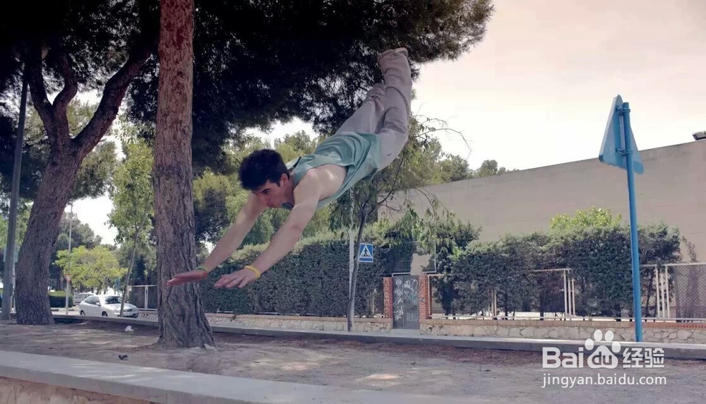 跑酷技巧：怎么才能练好滚翻|如何正确滚翻泄力